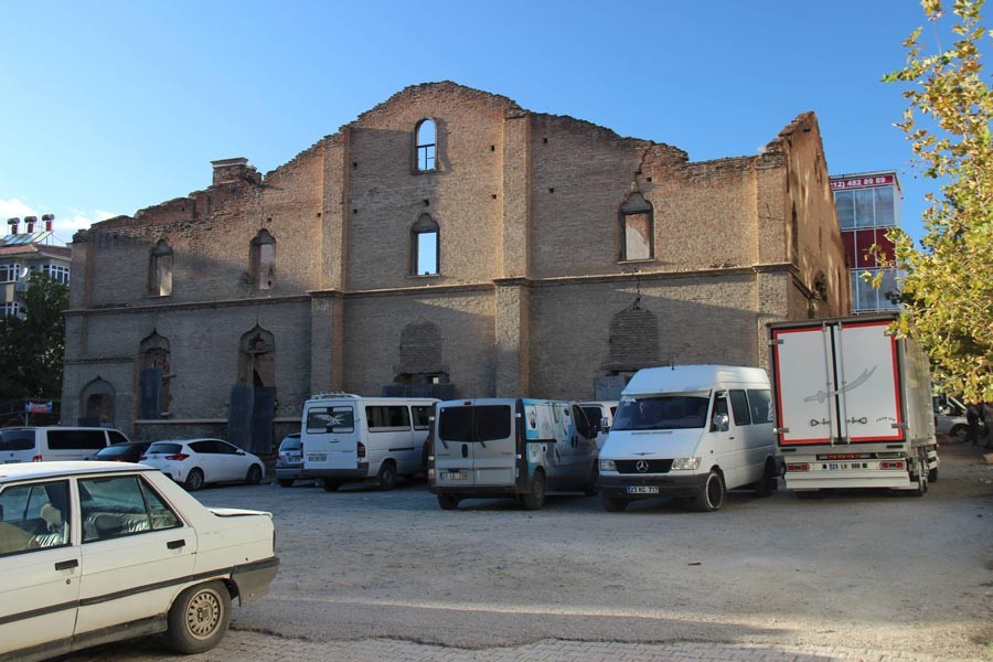 200 yıllık kilise otopark olarak kullanılıyor