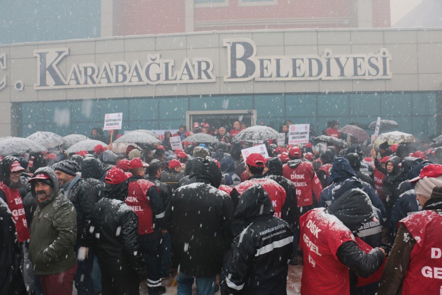 Karabağlar Belediyesi’nde de grev kapıya dayandı