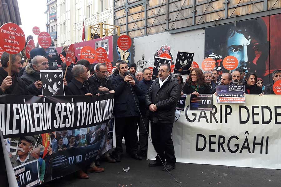 TV10'un kapatılması protesto edildi