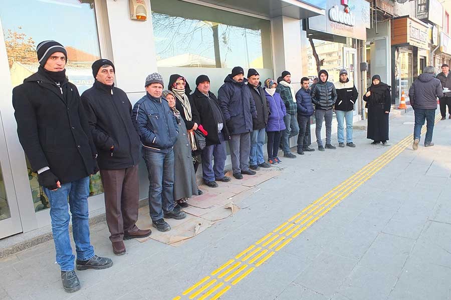 Ev sahibi olma umuduyla günlerdir banka önünde bekliyorlar