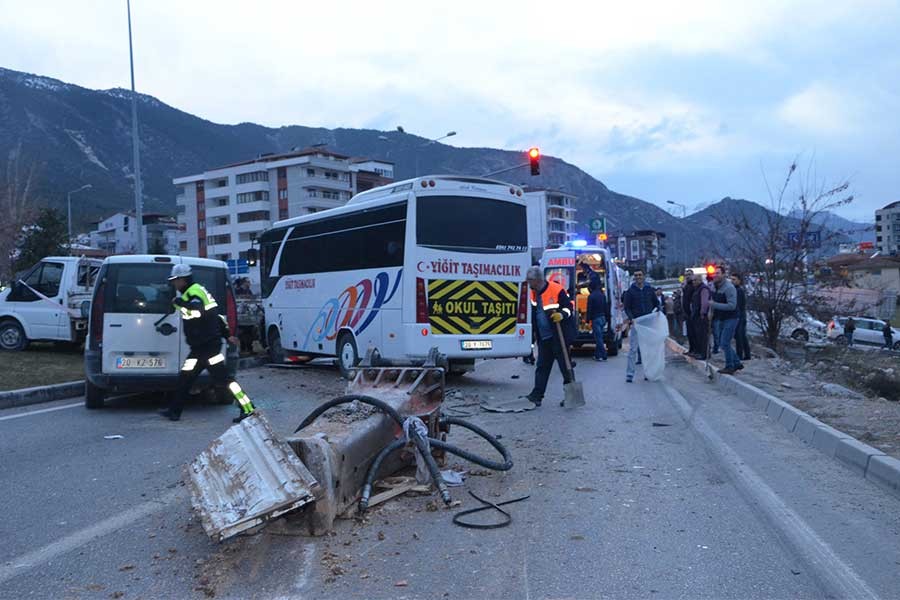 Denizli’de zincirleme kazada 17’si öğrenci 25 kişi yaralandı