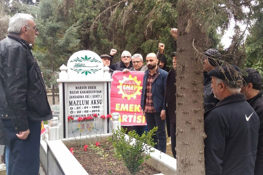 Mazlum Aksu'nun mezar başında anma 