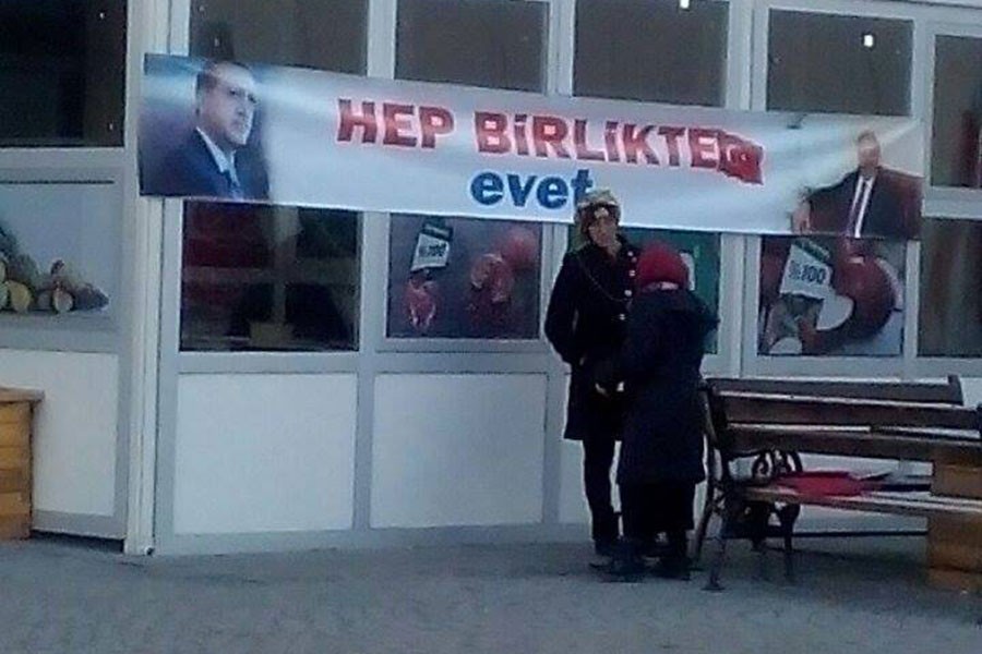 Hastane önüne 'evet' pankartı asıldı