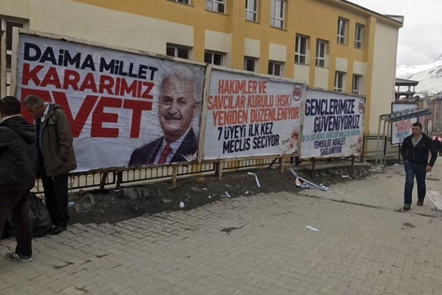 AKP, HDP’ye tahsis edilen billboardlara afişlerini astı