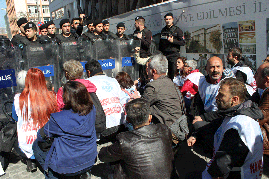 KESK'in valilik önündeki eylemine polis engeli