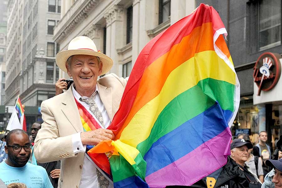 Ian Mckellen’ın ‘Açık bir gey olarak’ cümlesi sansürlendi