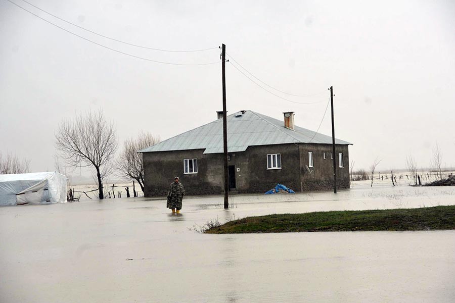 Yüksekova'da dere taşınca köy sular altında kaldı