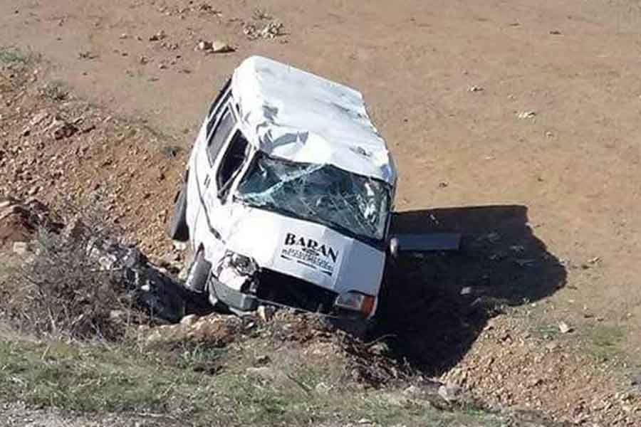 Öğrencileri taşıyan minibüs devrildi: 6 yaralı