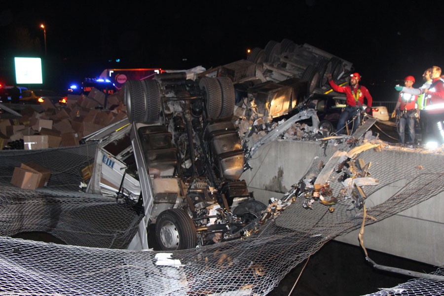 Köprüde asılı kalan TIR'a otomobil çarptı: 1 ölü 4 yaralı