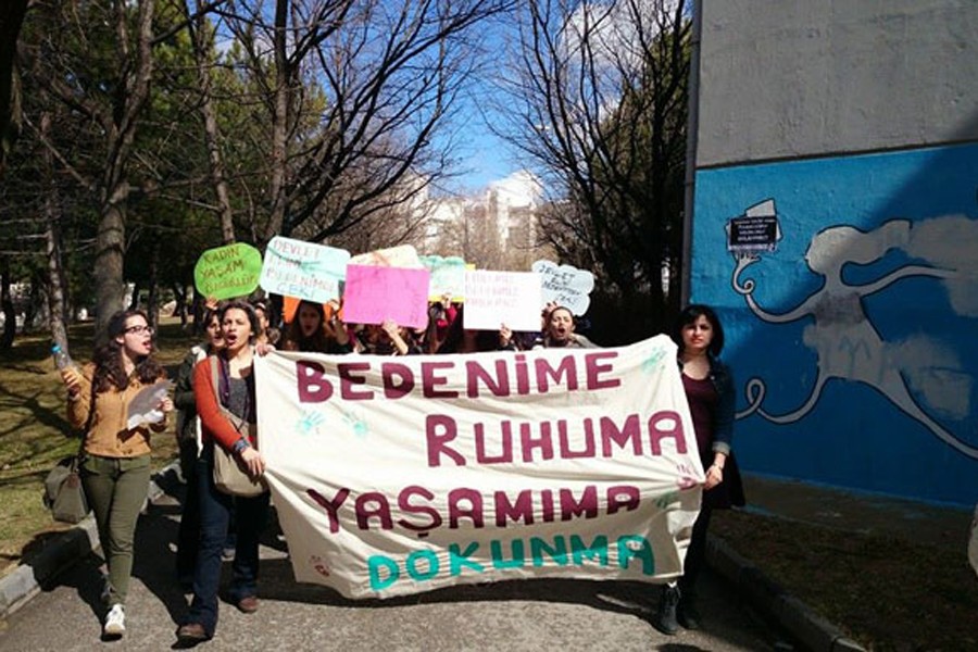 Kadını açık giyindiği bahanesiyle vurmuş