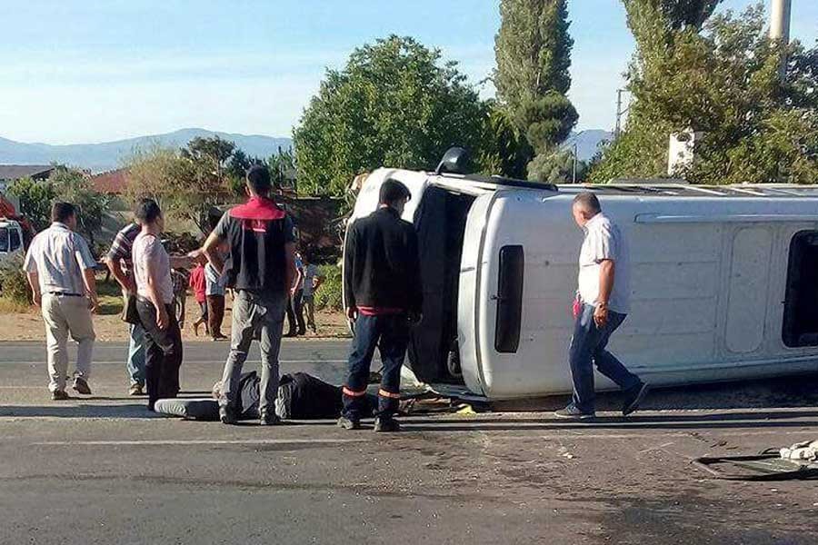 Otomobille servis minibüsü çarpıştı: 6'sı öğrenci 8 yaralı