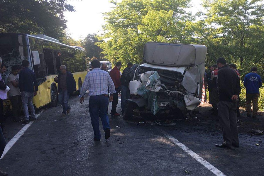 İETT otobüsü ile kamyonet çarpıştı: 1 ölü, 5 yaralı