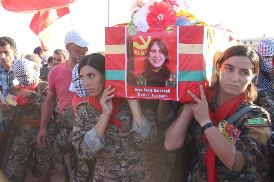 'Kırmızı fularlı kız' Kobani'de toprağa verildi