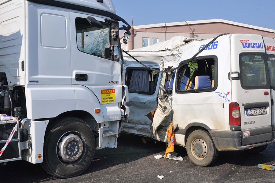 TIR, işçi servisine çarptı: 3'ü ağır 15 yaralı