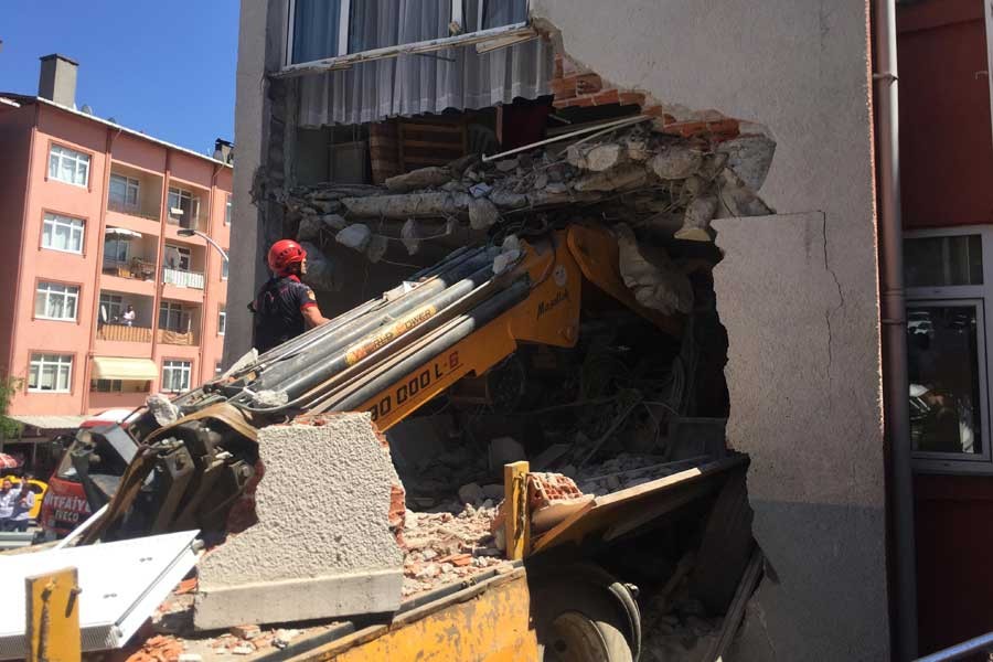 Kocaeli'de freni boşalan vinç sağlık ocağına daldı: 1 ölü 