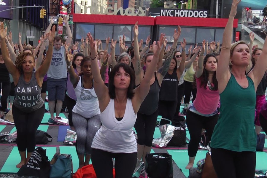 Binlerce kişi Times Meydanı'nda yoga yaptı