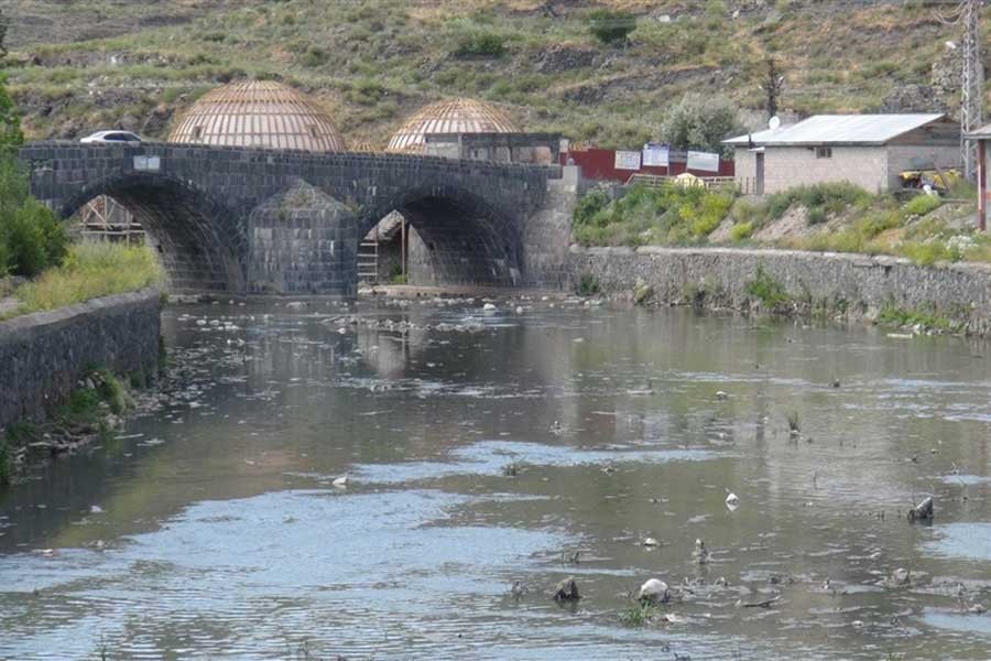 Kars Çayı’nın pis kokusu halkı bezdirdi