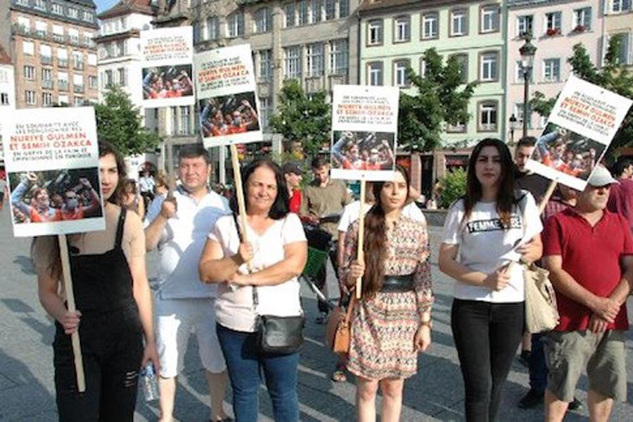 Strasbourg'da Gülmen ve Özakça eylemi: Yaşasınlar