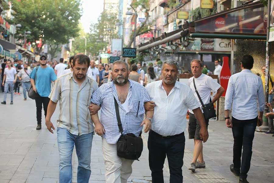 Fotoğrafçı Mehmet Özer yolda yürürken gözaltına alındı