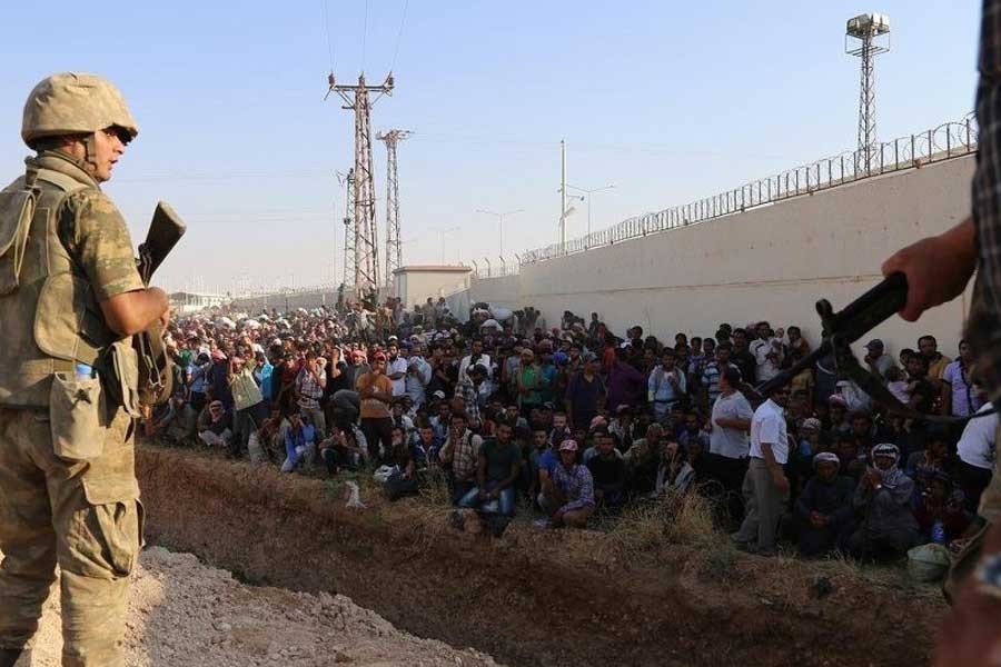 Sınırda Suriyeli göçmenleri döven 3 asker tutuklandı