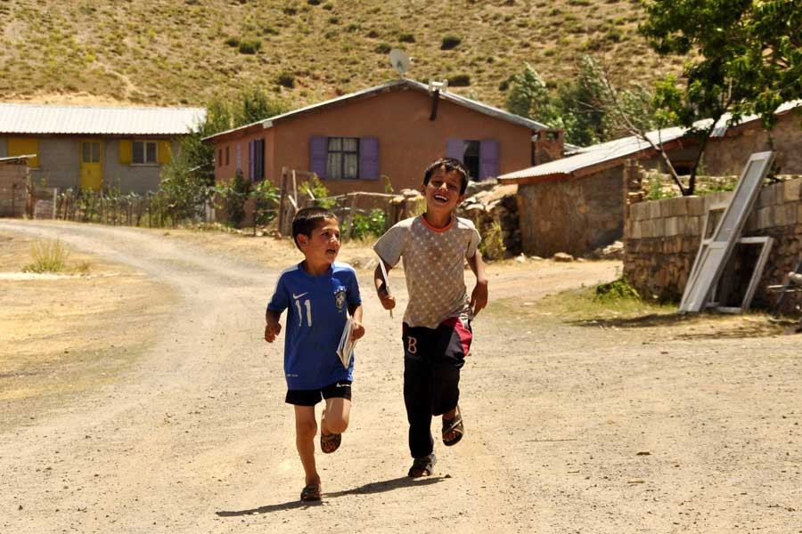 Yayla çocuklarının kitap sevinci: Koşun kitapçı geldi!