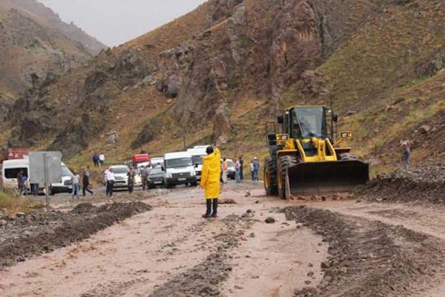 Van-Hakkari yolu sel nedeniyle ulaşıma kapandı