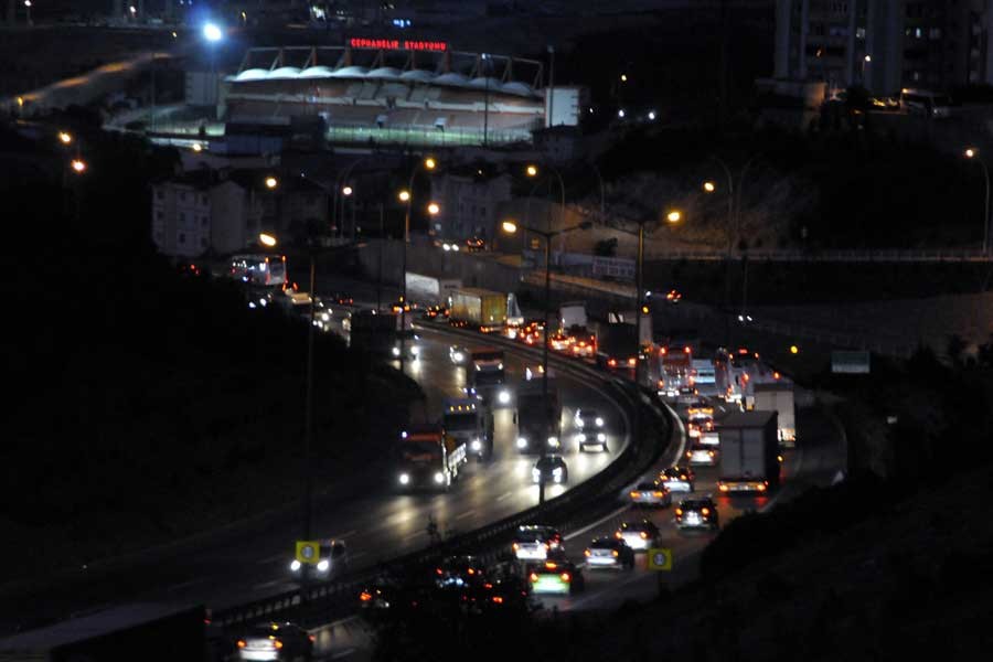 İzmit'te bayram trafiği yoğunluğu geç saatlere kadar sürdü