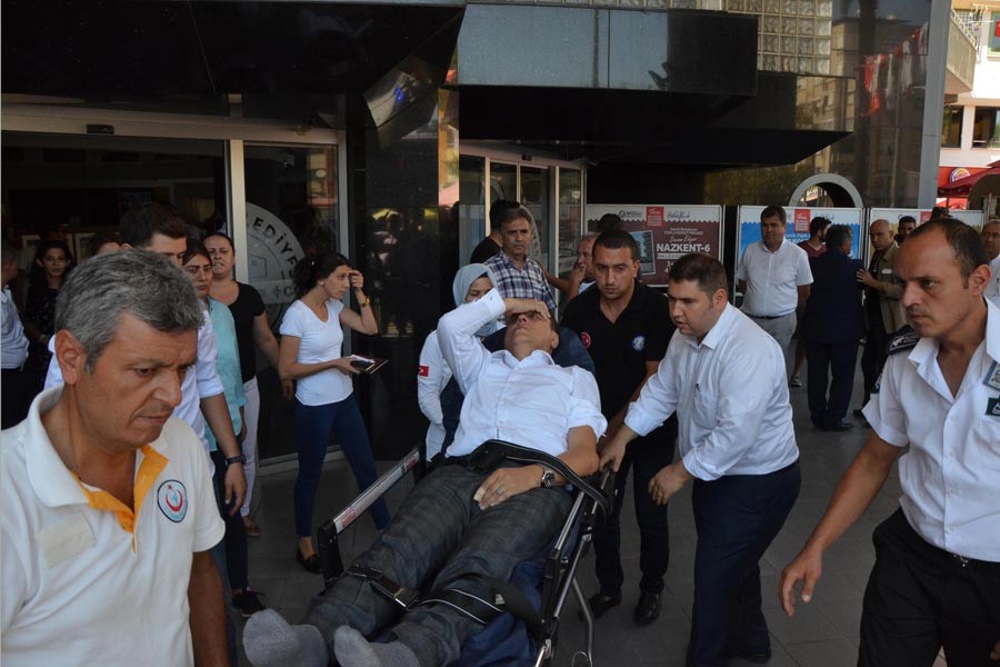 MHP Nazilli İl Başkanı, törende belediye müdürünü darbetti