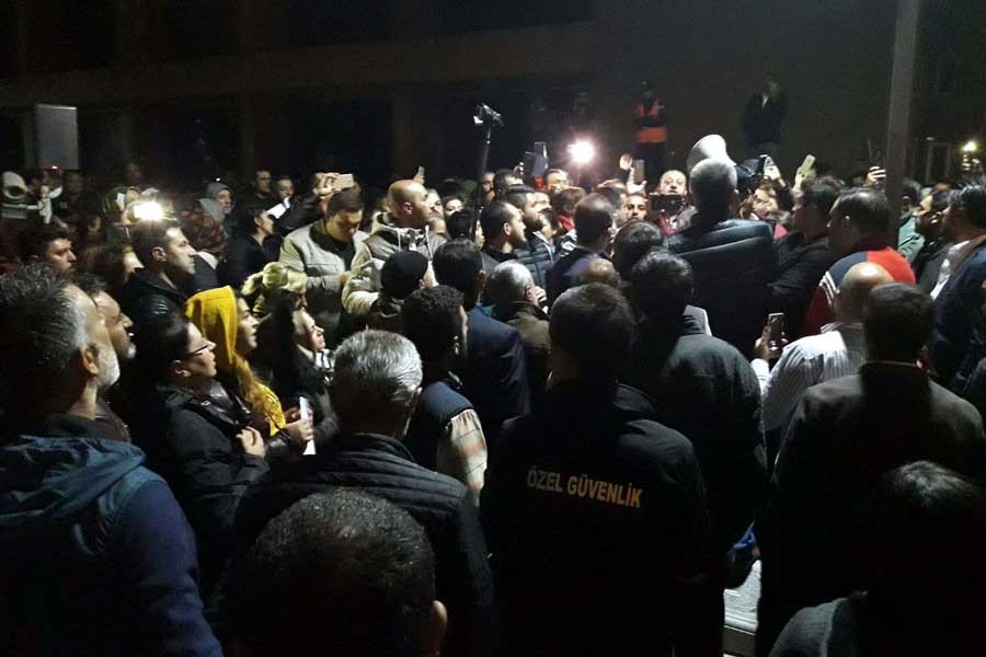 Ankara Büyükşehir Belediyesi önünde 'kadro' protestosu