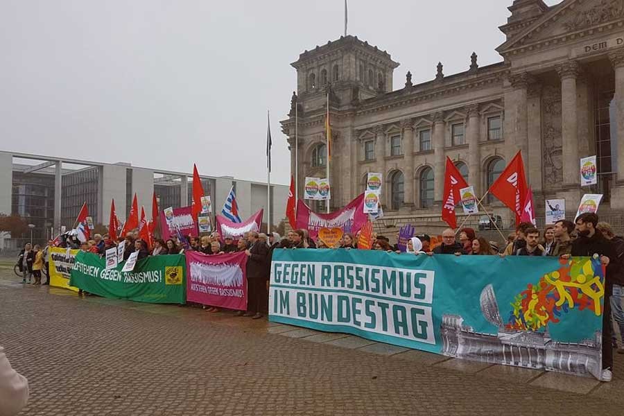 Almanya’da meclis protestoyla açıldı