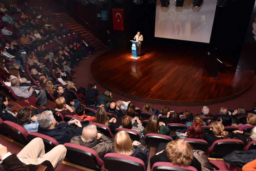 Üstün Akmen, sanat dolu bir geceyle anıldı