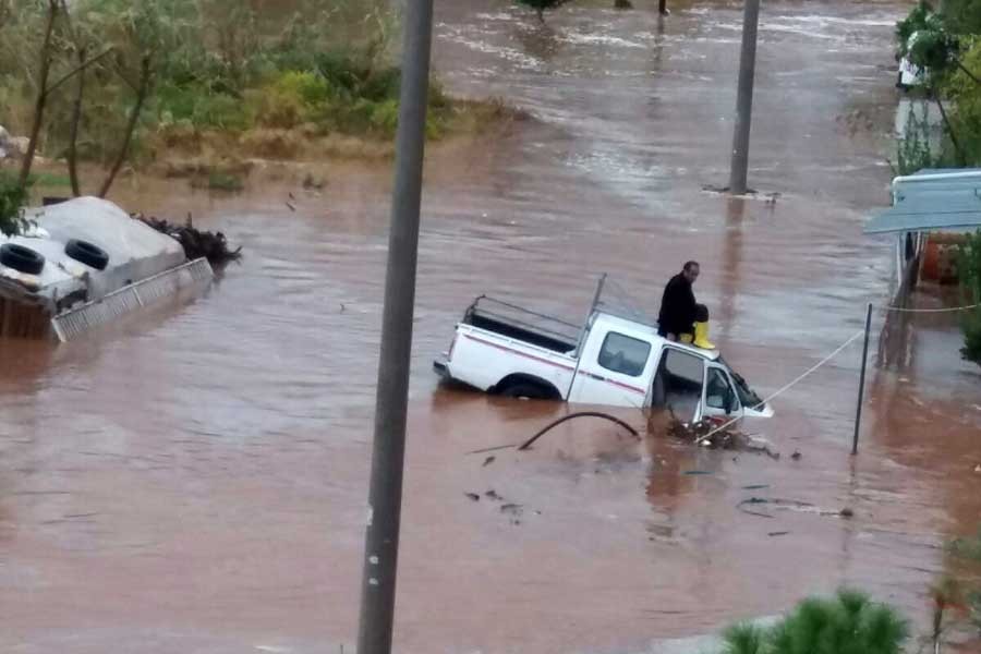 Mersin'de araçlar sele kapıldı