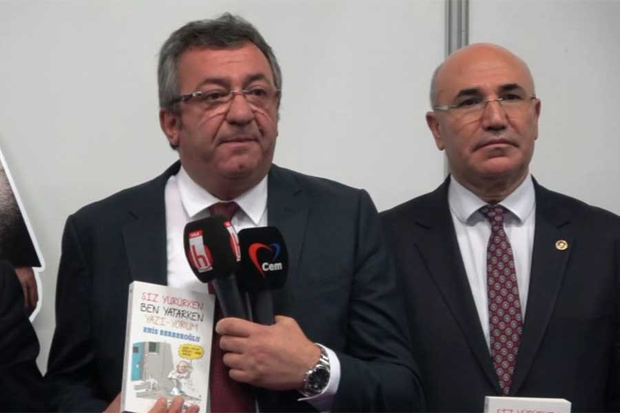 CHP'li vekiller, TÜYAP'ta Berberoğlu'nun kitabını imzaladı