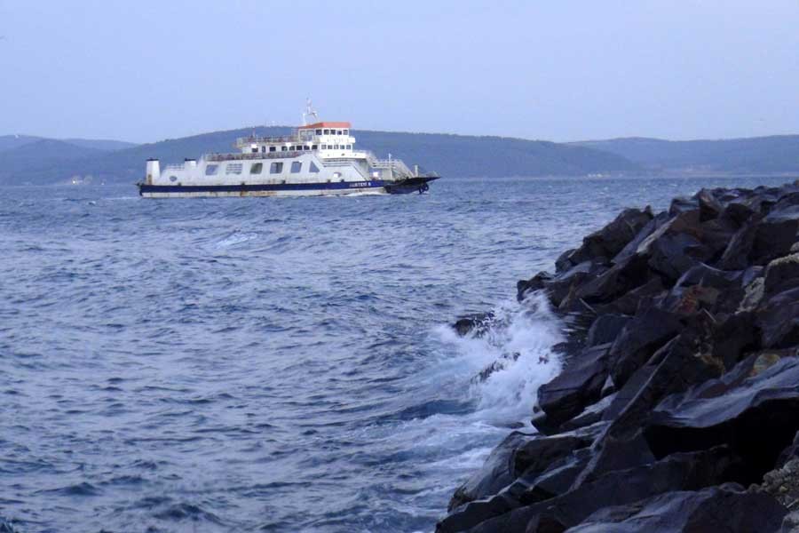 Fırtına nedeniyle Çanakkale'de ada seferleri iptal edildi