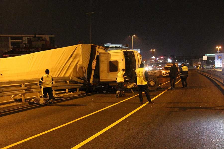 Metrobüs yoluna TIR devrildi: 1'i ağır 3 yaralı