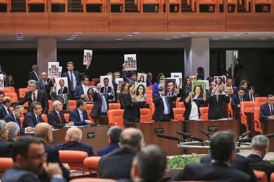 HDP'li tutuklu vekillerden 1 milyonluk tazminat davası