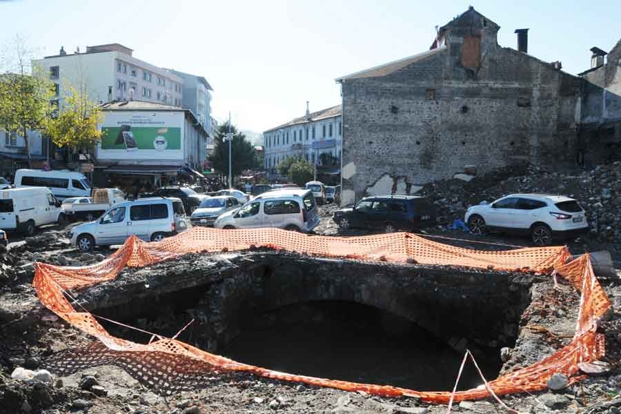 Trabzon'da yıkılan binanın altından tarihi köprü çıktı