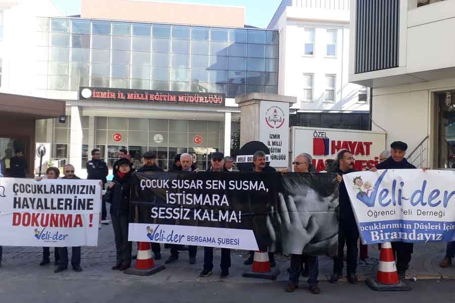 İzmir'de veliler, Milli Eğitim'e siyah çelenk bıraktı