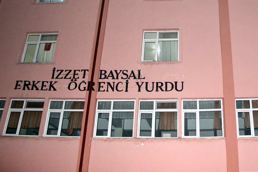 Yurtta kalan 17 öğrenci yemekten zehirlendi